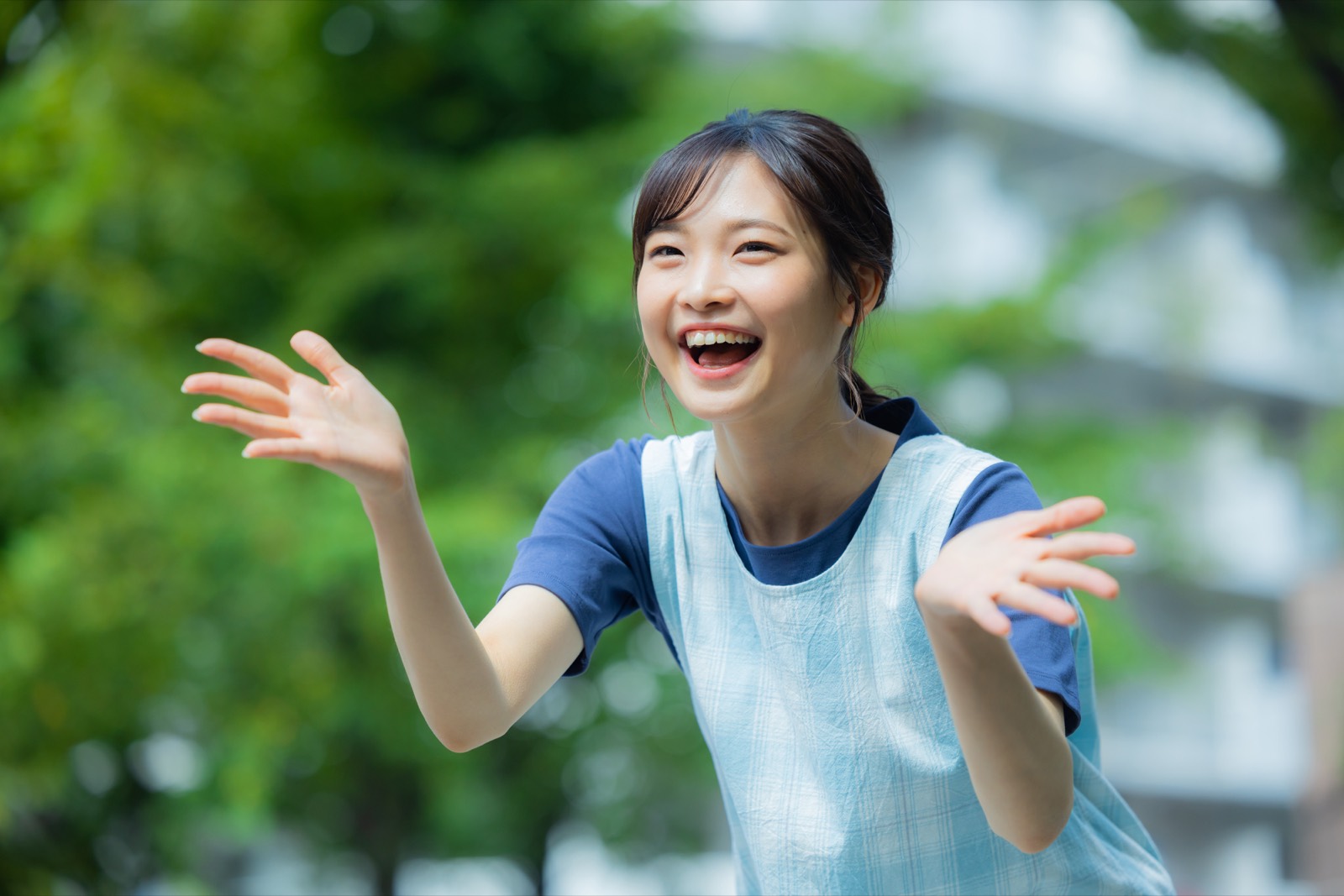 子どもたちを笑顔で迎える保育士（イメージ）